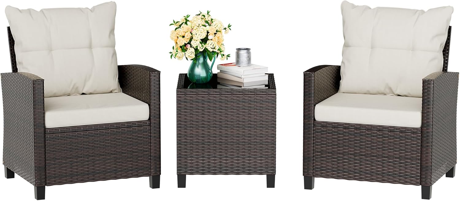 Outdoor Furniture Rattan - ベージュのコンパクトな3ピース籐製ウィッカーフロントポーチビストロセット、クッション付きの椅子とガラス製テーブルトップ付き、芝生、庭、裏庭、バルコニー、プールサイド用の軽量屋外家具。